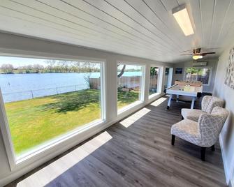 Lakefront Getaway. Private Waterfront Home with Dock and Sunroom. - Moses Lake - Living room