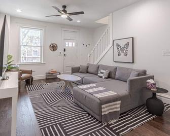 Ann Avenue 3BR St Louis Home with Games and Free Parking - St. Louis - Wohnzimmer