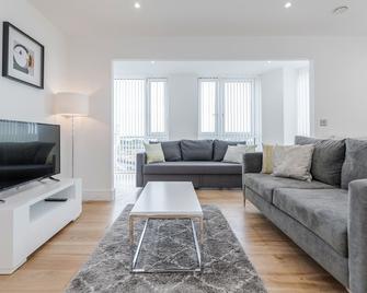 Luxury Stratford Apartment - London - Living room