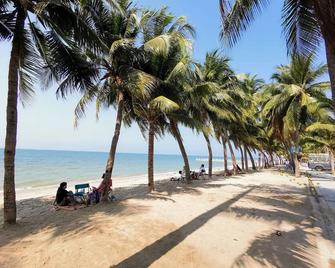 The Beach Bangsaen Condo Sea View Room 327-62 Floor 7\n - Bang Saen
