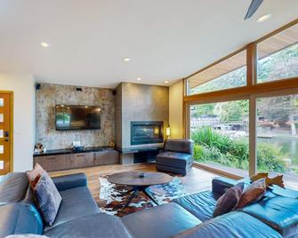 Luxury on the Lake - Lake Oswego - Living room