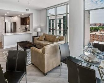 Expansive Bethesda View | Ftc Windows+outdoor Amenities| DC Closeby - Bethesda - Living room