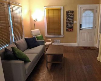 Ohio Ave, 3 bed house, Historic Downtown Loveland - Loveland - Living room