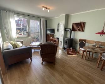 Quietly located vacation apartment with garden - Born am Darss - Living room