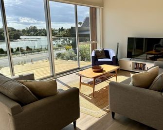 Raglan Retreat With Water Views - Raglan - Sala de estar