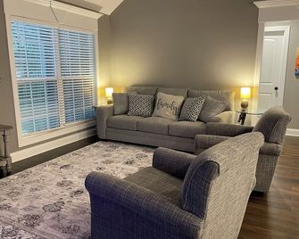 NEW 4 Bdrm house in Shelbyville - great neighborhood, 2 mi to Cooper Steel Arena - Shelbyville - Living room