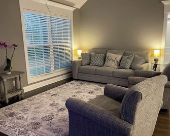 NEW 4 Bdrm house in Shelbyville - great neighborhood, 2 mi to Cooper Steel Arena - Shelbyville - Wohnzimmer