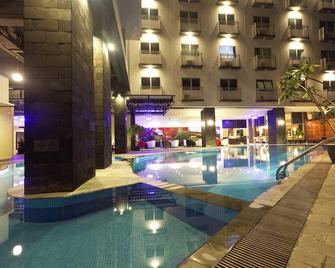 Nagoya Mansion Hotel & Residence - באטאם קוטה - בריכה