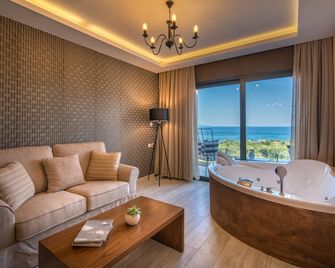 Elegance Luxury Executive Suites - Adults Only - Tragaki - Wohnzimmer