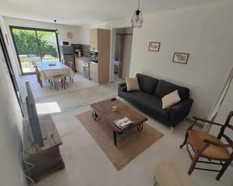 Small house with wooded garden - Collias - Salon