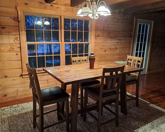 Charming 2-bedroom cabin in lovely Monmouth - Monmouth - Dining room