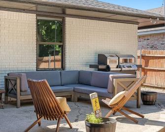 Play and Stay Dallas Home with Gym Gameroom and WiFi - Ντάλας - Βεράντα