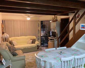 Front-facing apartment with balcony on Garopaba's main street - Garopaba - Wohnzimmer