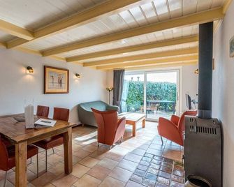 Charming Holiday Home in Texel - Oost - Dining room