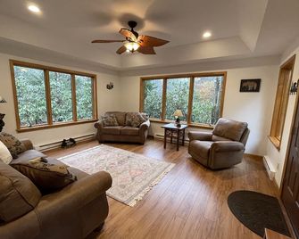 Adorable & affordable! Minutes from Camelback and Kalahari! - Pocono Pines - Sala de estar