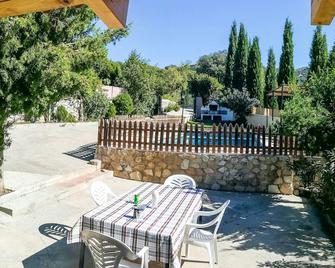 Beautiful villa on private land with olive and fruit trees - Montefrío - Patio