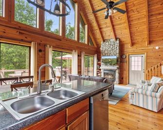 Lakefront Keowee Home w/ Dock, 14 Mi to Clemson - Seneca - Küche