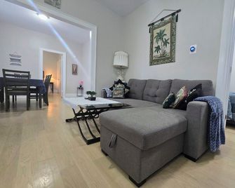 3-bedroom full bungalow in pleasant Downtown Peterborough with AC - Peterborough - Salon