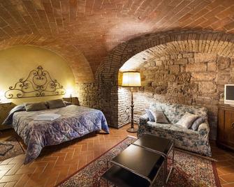 san gimignano apartment in historical center, courtyard and fast free wifi - San Gimignano - Chambre