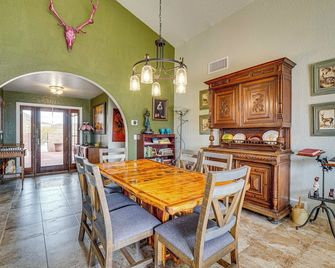 Views and Fire Pit Hilltop Retreat in Rio Rico! - Rio Rico - Comedor