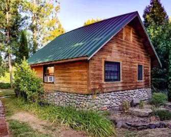 Blue Gate Cottage on the Rogue River - Eagle Point - Building