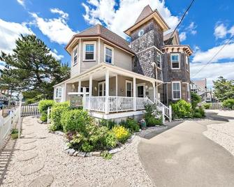 3rd to BeachBeautiful,Victorian, covered Porch,heartof B.H,Across Veterans Prk - Beach Haven - Gebouw