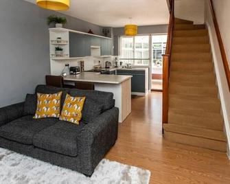 Cosy Homely House with Conservatory and Garden - Egham - Living room