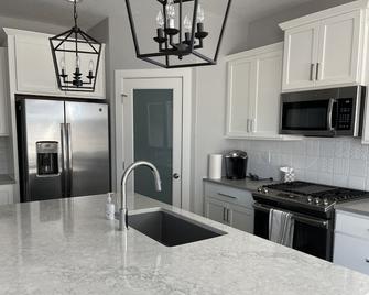 Farmhouse style Villa with front porch, 4 bedroom, 3 baths, and 2 living areas - Johnston - Kitchen
