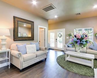 Modern Farmhouse in Belle Plaine w/ Covered Porch! - Mulvane - Sala de estar