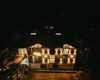 Blue Pine Pool - Nainital - Gebouw