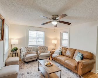 Rural Retreat Near Golf Courses in Ottawa Lake! - Ottawa Lake - Living room