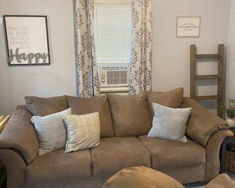Charming 2-bedroom Cottage by the River - Bedford - Living room