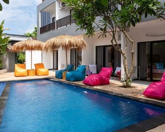 Summer of Surf Hostel Uluwatu - Denpasar - Pool