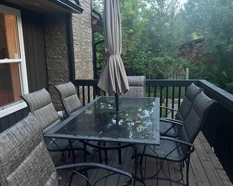 Year Round Victoria Beach Cottage Retreat Cozy Rustic Vibes with Modern Amenties - Grand Marais - Balcony