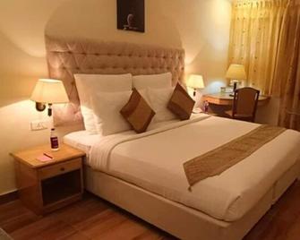 Saj Luciya -A Classified 4 Star Hotel - Thiruvananthapuram - Schlafzimmer