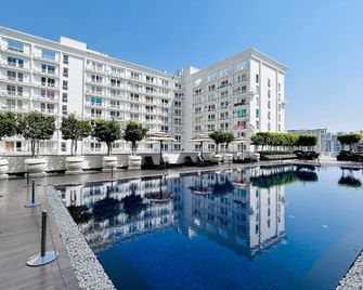 Country Inn & Suites By Migrolino - Lucknow - Piscina