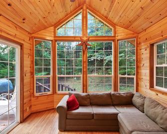 Dog-friendly wood cabin with full kitchen & free WiFi near the water - Eastsound - Living room