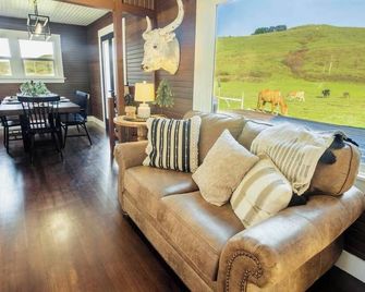 Rustic and Private Capetown Ranch School House - Ferndale - Obývací pokoj