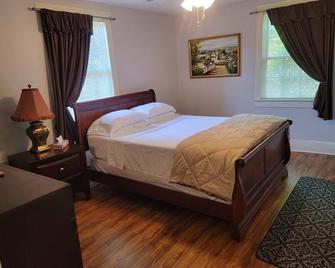 Stay in a historic Early 1800s Guest House! - Bardstown - Bedroom