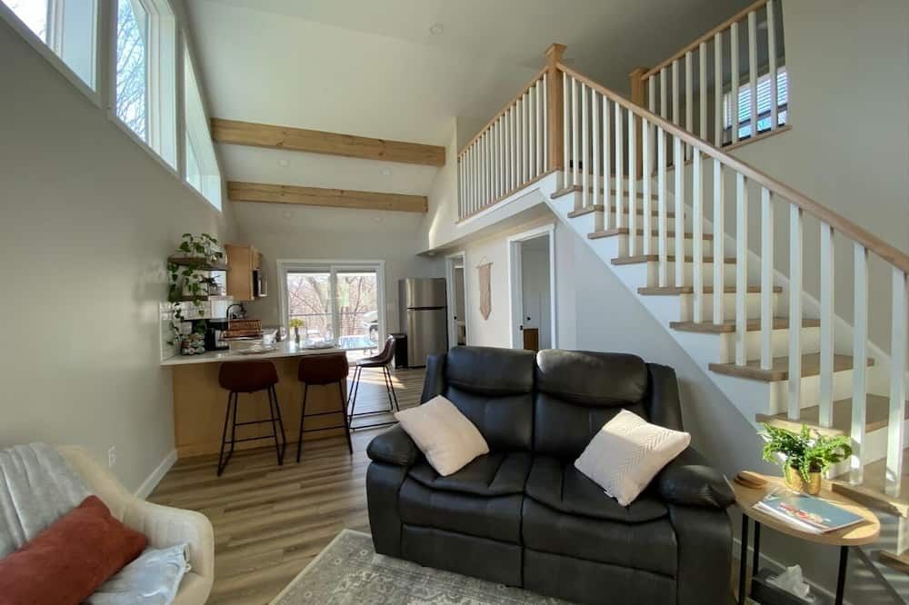 Secluded, romantic cabin with hot tub on 12 acres of woodland. - Cumberland - Wohnzimmer