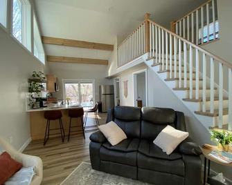 Secluded, romantic cabin with hot tub on 12 acres of woodland. - Cumberland - Living room
