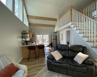 Secluded, romantic cabin with hot tub on 12 acres of woodland. - Cumberland - Wohnzimmer