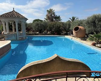 Deluxe room, studio size facing the pool with private terrace - Fourques - Zwembad