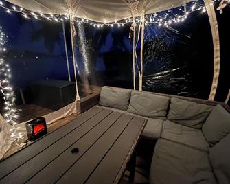 Jungle Arcade, Fall Fires, Winter Dome, Wfh - Weekly Stay Deals - Three Rivers - Living room