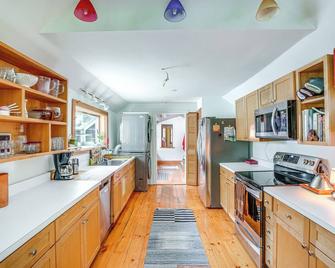 9 Mi to Dtwn Hudson: Pet-friendly Home w/ Pool - Craryville - Cocina