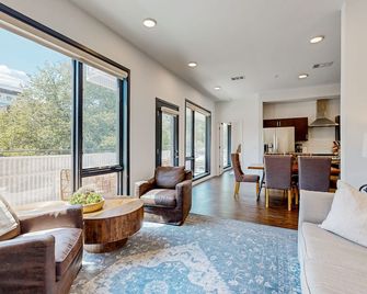 Elevated green-build condo with WiFi, balcony, central AC, W/D, and pool access - Nashville - Wohnzimmer