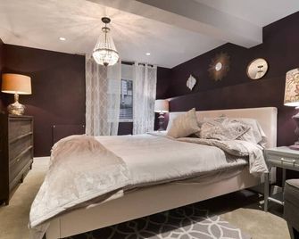 modern garden two bedroom pet friendly - سياتل - غرفة نوم