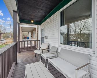Modern Family Friendly Home 3 Bedroom Great Location - Pittsburgh - Balcón