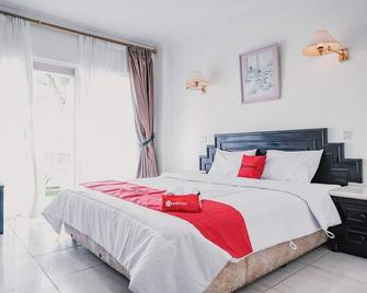 RedDoorz Plus near Pelabuhan Merak - Cilegon - Bedroom