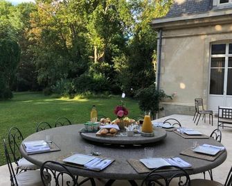 Le Château d'Hermonville B&B / Chambres d'hôtes - Hermonville - Patio